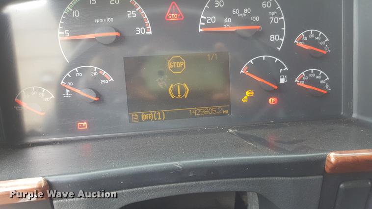 image for item L4450 2006 Volvo VNL semi truck