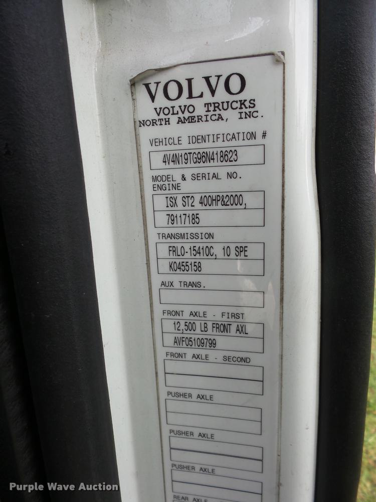 image for item L4450 2006 Volvo VNL semi truck