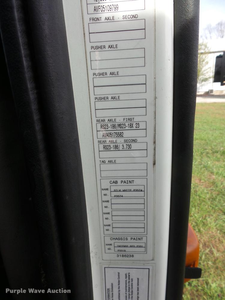 image for item L4450 2006 Volvo VNL semi truck