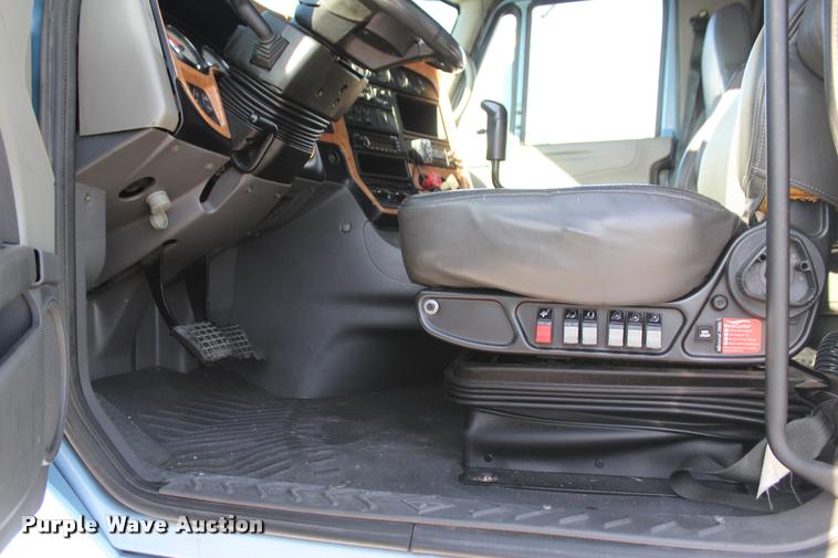 image for item L4945 2010 International ProStar Eagle semi truck