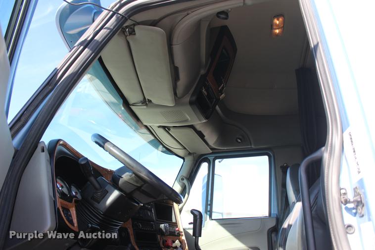 image for item L4945 2010 International ProStar Eagle semi truck