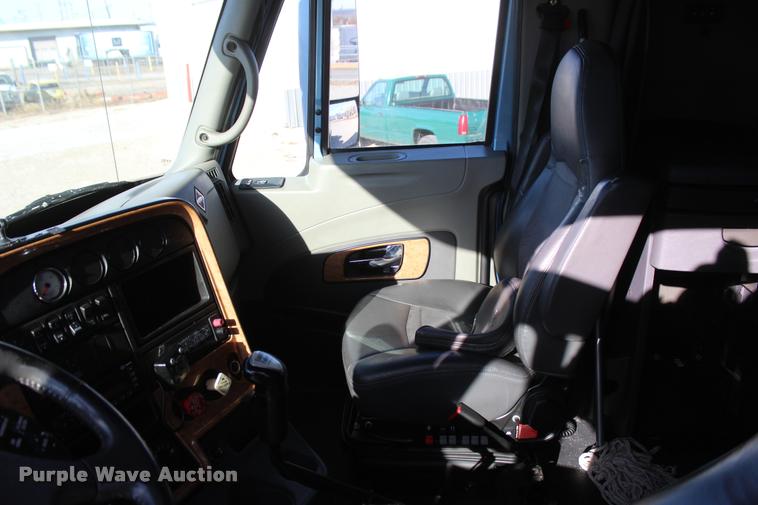 image for item L4945 2010 International ProStar Eagle semi truck