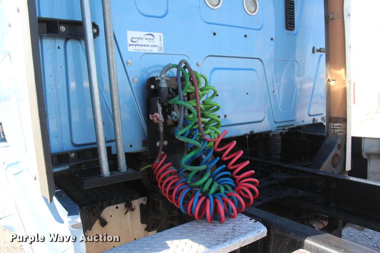 image for item L4945 2010 International ProStar Eagle semi truck