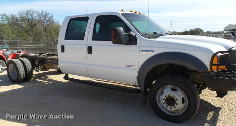 image for item AQ9526 2005 Ford F550 Crew Cab truck cab and chassis