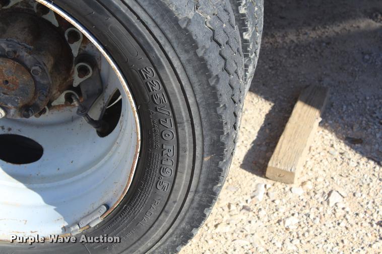 image for item AQ9526 2005 Ford F550 Crew Cab truck cab and chassis