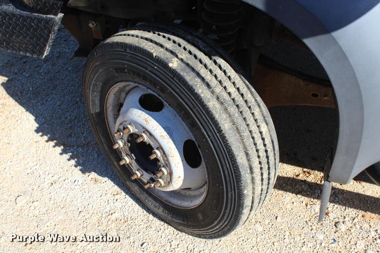 image for item AQ9526 2005 Ford F550 Crew Cab truck cab and chassis