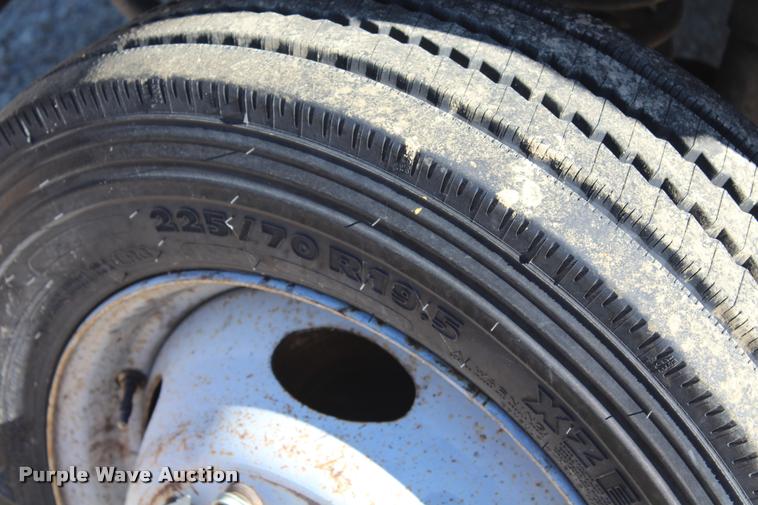 image for item AQ9526 2005 Ford F550 Crew Cab truck cab and chassis