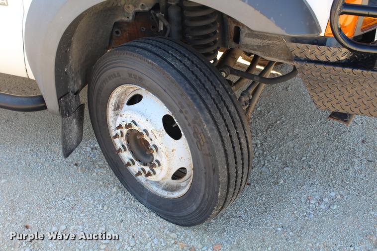 image for item AQ9526 2005 Ford F550 Crew Cab truck cab and chassis