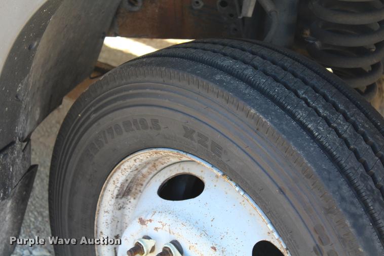 image for item AQ9526 2005 Ford F550 Crew Cab truck cab and chassis