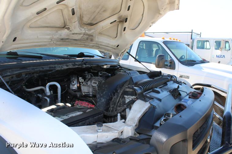 image for item AQ9526 2005 Ford F550 Crew Cab truck cab and chassis