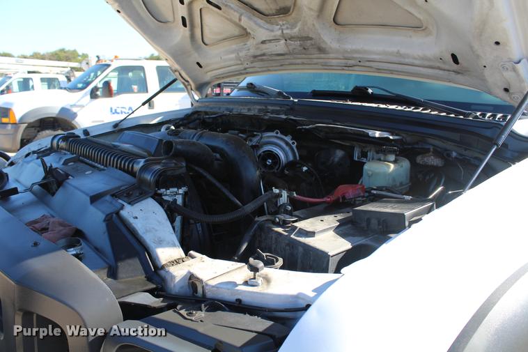 image for item AQ9526 2005 Ford F550 Crew Cab truck cab and chassis