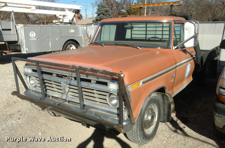 image for item BU9965 1974 Ford F350 flatbed pickup truck