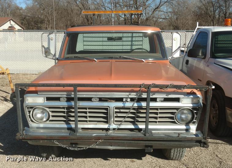 image for item BU9965 1974 Ford F350 flatbed pickup truck