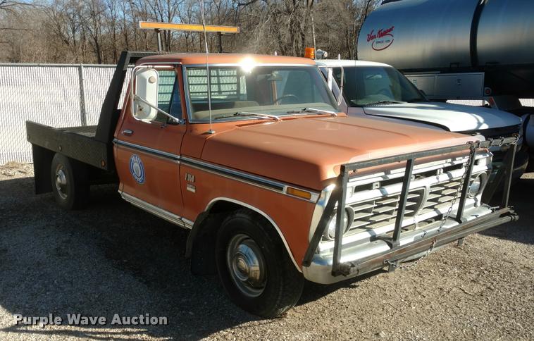 image for item BU9965 1974 Ford F350 flatbed pickup truck