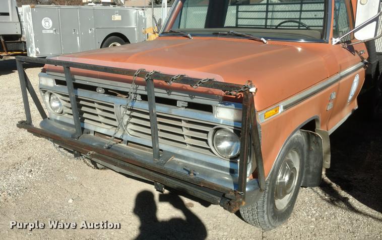 image for item BU9965 1974 Ford F350 flatbed pickup truck