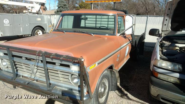 image for item BU9965 1974 Ford F350 flatbed pickup truck