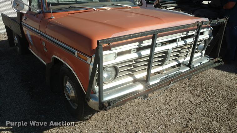 image for item BU9965 1974 Ford F350 flatbed pickup truck