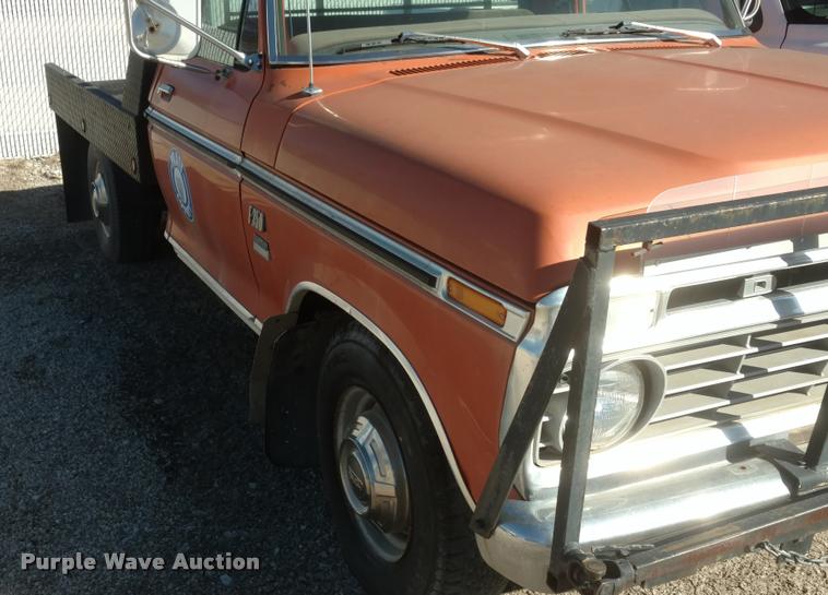 image for item BU9965 1974 Ford F350 flatbed pickup truck