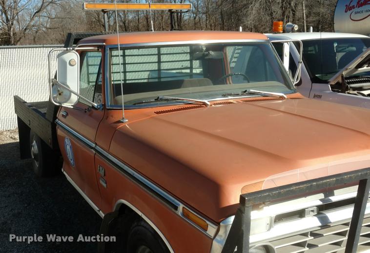 image for item BU9965 1974 Ford F350 flatbed pickup truck