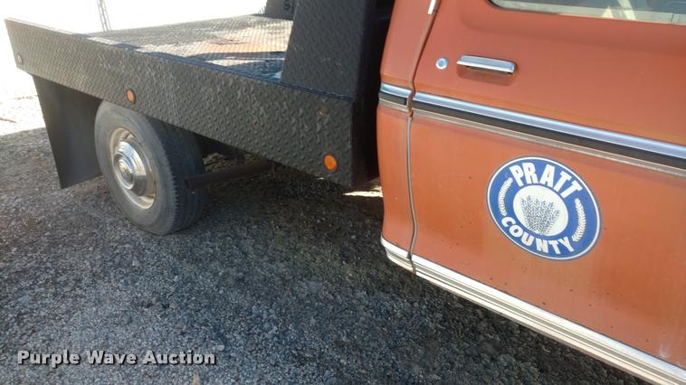 image for item BU9965 1974 Ford F350 flatbed pickup truck