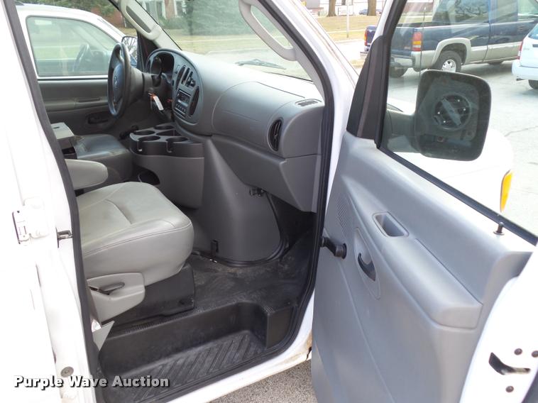 image for item CB9853 2006 Ford E250 van