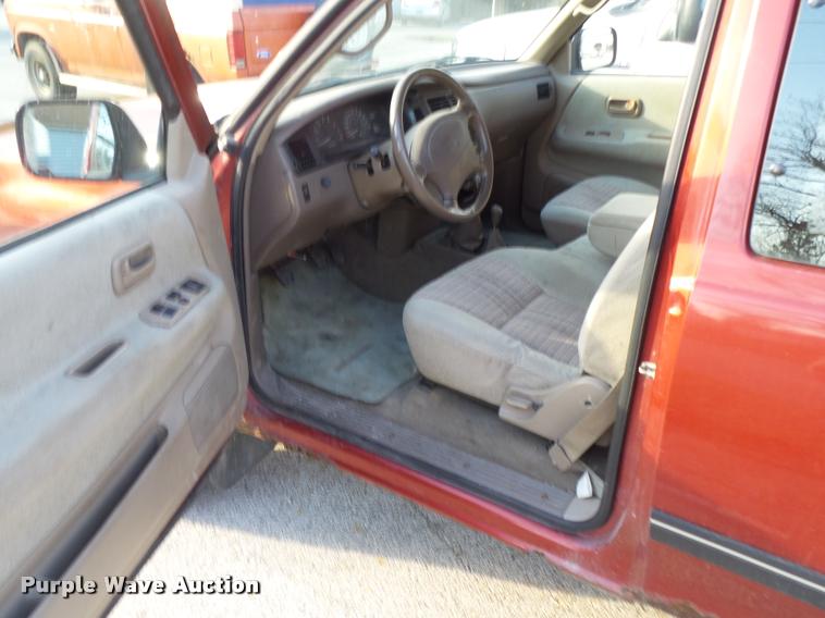 image for item CB9854 1995 Toyota T100 SR5 XtraCab pickup truck