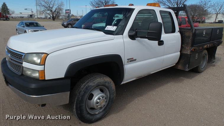 image for item DA0405 2005 Chevrolet Silverado 3500 Ext. Cab flatbed pickup truck