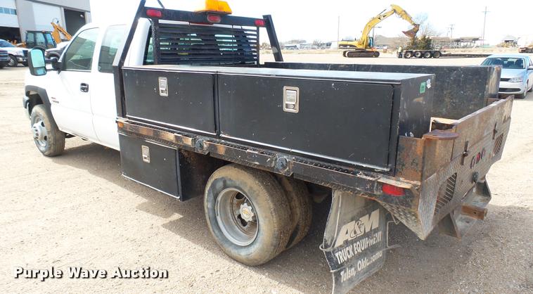 image for item DA0405 2005 Chevrolet Silverado 3500 Ext. Cab flatbed pickup truck