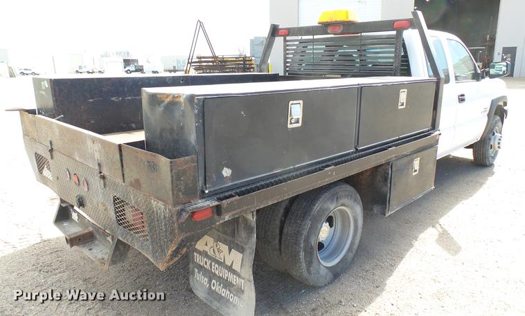 image for item DA0405 2005 Chevrolet Silverado 3500 Ext. Cab flatbed pickup truck