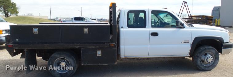 image for item DA0405 2005 Chevrolet Silverado 3500 Ext. Cab flatbed pickup truck