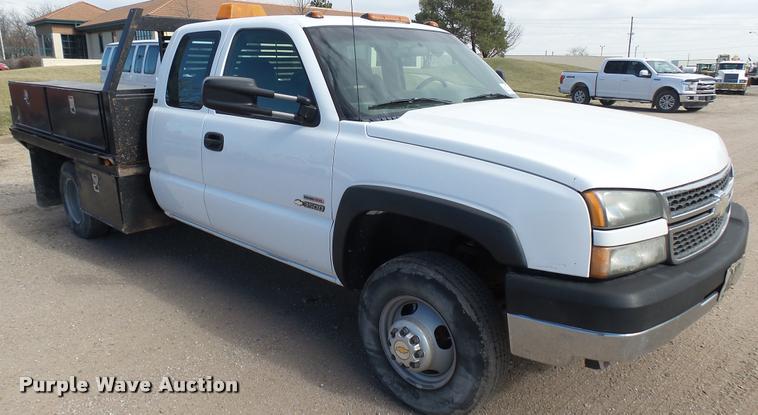 image for item DA0405 2005 Chevrolet Silverado 3500 Ext. Cab flatbed pickup truck