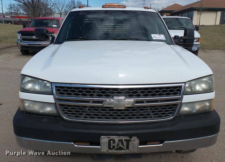 image for item DA0405 2005 Chevrolet Silverado 3500 Ext. Cab flatbed pickup truck