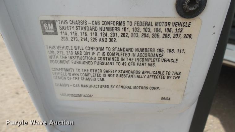 image for item DA0405 2005 Chevrolet Silverado 3500 Ext. Cab flatbed pickup truck