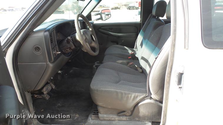 image for item DA0405 2005 Chevrolet Silverado 3500 Ext. Cab flatbed pickup truck