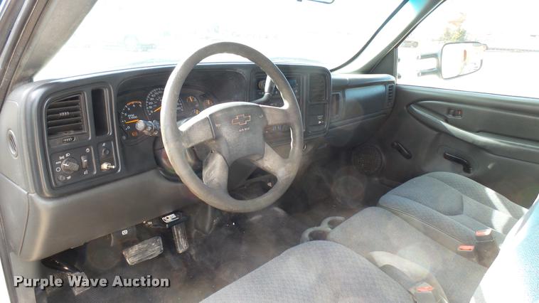 image for item DA0405 2005 Chevrolet Silverado 3500 Ext. Cab flatbed pickup truck