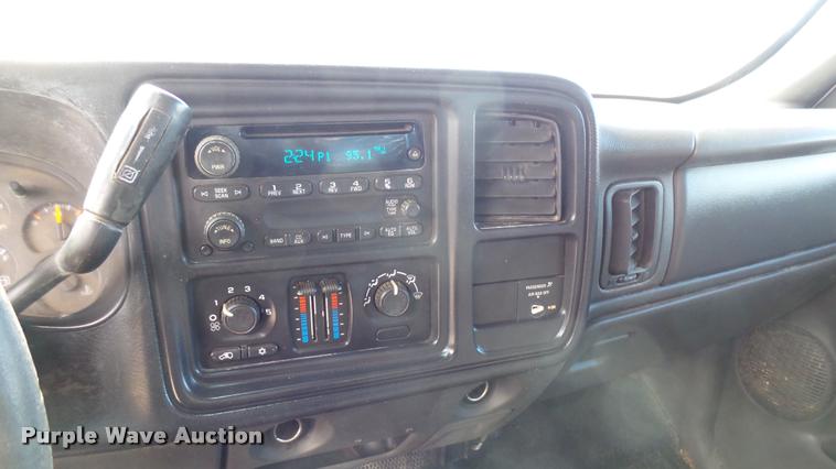 image for item DA0405 2005 Chevrolet Silverado 3500 Ext. Cab flatbed pickup truck