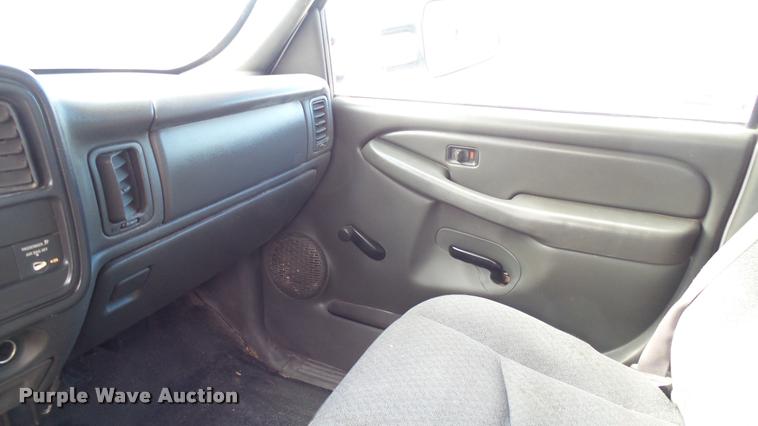 image for item DA0405 2005 Chevrolet Silverado 3500 Ext. Cab flatbed pickup truck