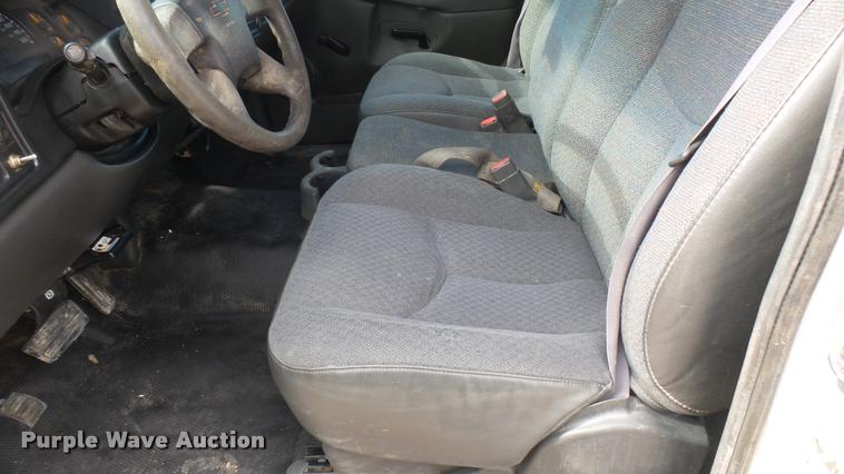 image for item DA0405 2005 Chevrolet Silverado 3500 Ext. Cab flatbed pickup truck