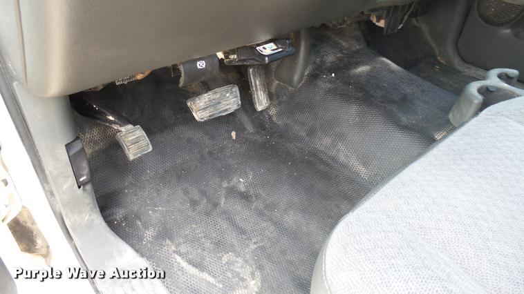 image for item DA0405 2005 Chevrolet Silverado 3500 Ext. Cab flatbed pickup truck