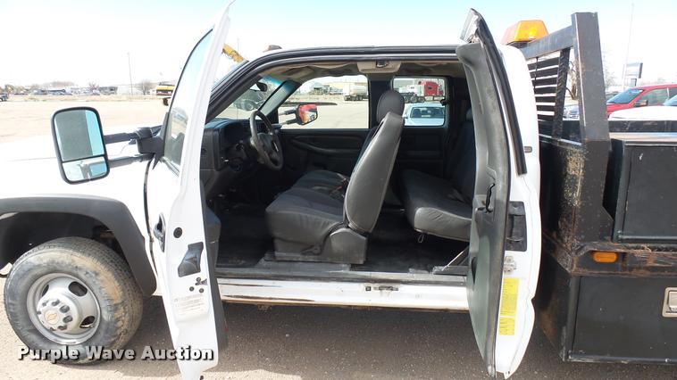 image for item DA0405 2005 Chevrolet Silverado 3500 Ext. Cab flatbed pickup truck