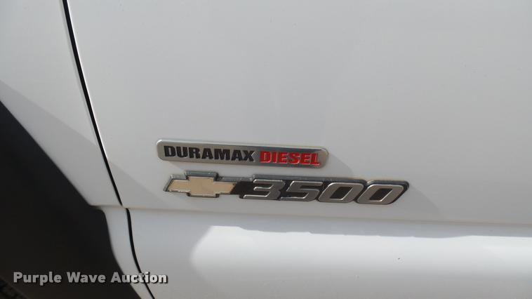 image for item DA0405 2005 Chevrolet Silverado 3500 Ext. Cab flatbed pickup truck