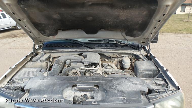 image for item DA0405 2005 Chevrolet Silverado 3500 Ext. Cab flatbed pickup truck