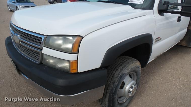 image for item DA0405 2005 Chevrolet Silverado 3500 Ext. Cab flatbed pickup truck