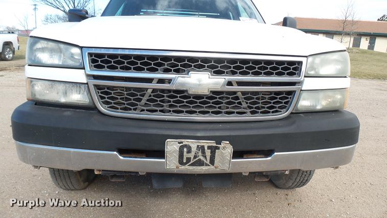 image for item DA0405 2005 Chevrolet Silverado 3500 Ext. Cab flatbed pickup truck