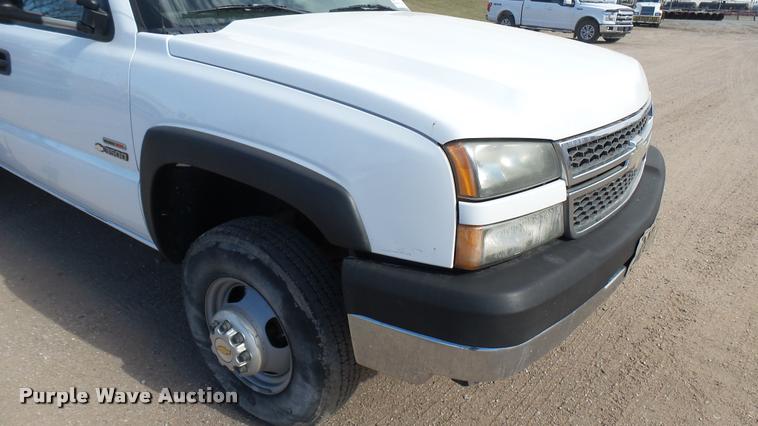 image for item DA0405 2005 Chevrolet Silverado 3500 Ext. Cab flatbed pickup truck