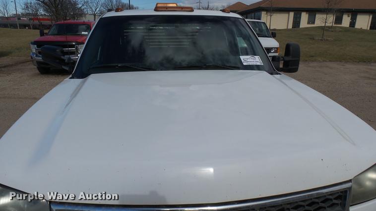 image for item DA0405 2005 Chevrolet Silverado 3500 Ext. Cab flatbed pickup truck