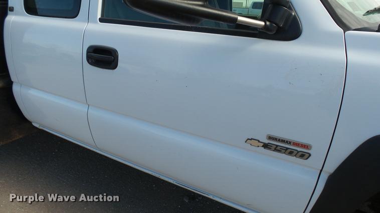 image for item DA0405 2005 Chevrolet Silverado 3500 Ext. Cab flatbed pickup truck
