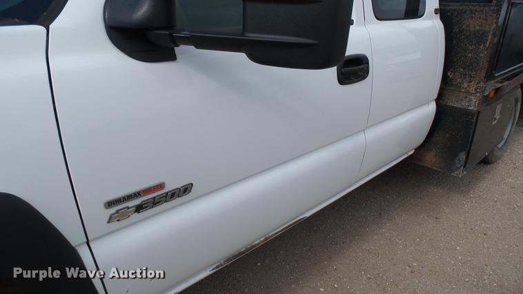 image for item DA0405 2005 Chevrolet Silverado 3500 Ext. Cab flatbed pickup truck