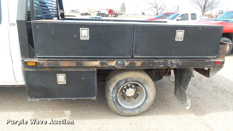 image for item DA0405 2005 Chevrolet Silverado 3500 Ext. Cab flatbed pickup truck