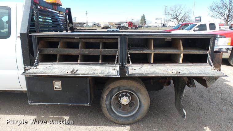 image for item DA0405 2005 Chevrolet Silverado 3500 Ext. Cab flatbed pickup truck